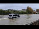 Compiègne. Un minibus flottant sous les regards curieux des passants