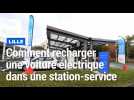 Comment recharger une voiture électrique à la borne d'une station-service ?