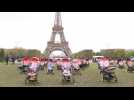 Otages du Hamas: 30 poussettes vides devant la tour Eiffel pour la libération des enfants
