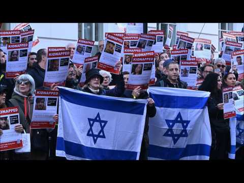 UK: Protesters outside Qatari embassy demand Hamas release Israeli hostages