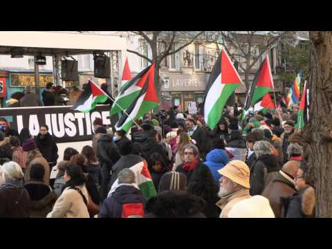 Thousands march through the streets of Paris in support of Palestinians