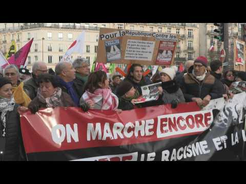 Protest against immigration law kicks off in Paris