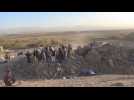 Séisme en Afghanistan : des villageois cherchent leurs proches dans les décombres