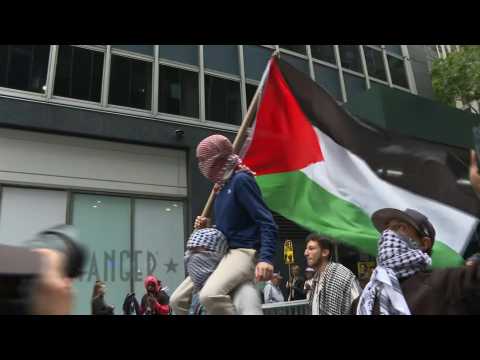 New York: Pro-Palestinian protesters march through Manhattan