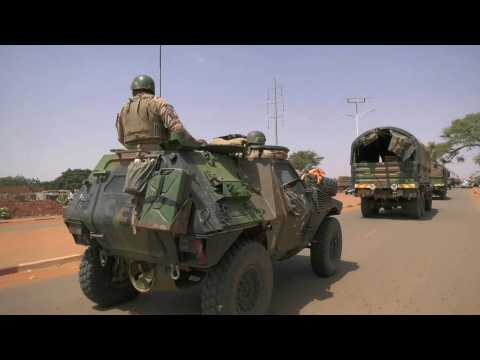 French soldiers arrive in Niamey from the western Niger to begin withdrawal