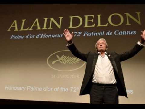 VIDEO : Alain Delon?: l?acteur, amaigri et souriant, clbre Nol en famille