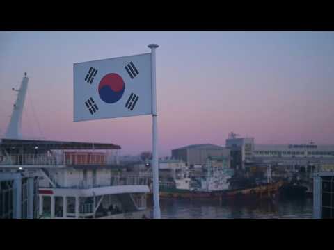 S.Korean soldiers and civilians board ferry to Yeonpyeong island