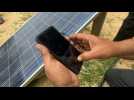 Des habitants de Gaza utilisent l'énergie solaire pour téléphoner et s'éclairer