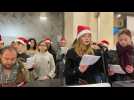 A Nîmes, la chorale des classes CHAM du collège Feuchères chante à la gare pour Noël