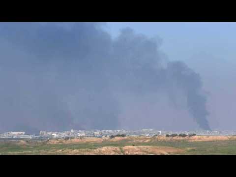 Smoke curtains and Israeli strikes in central Gaza Strip