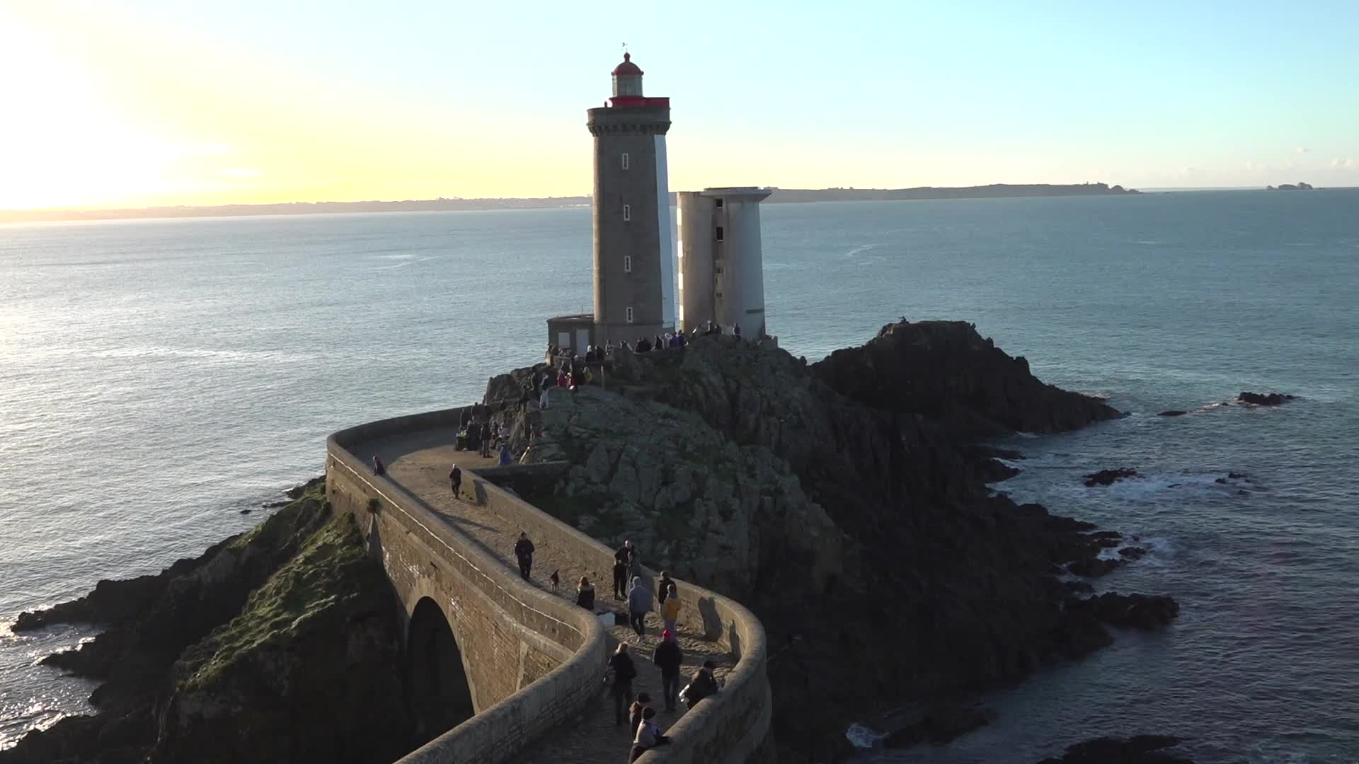Arkéa Ultim Challenge : au phare du Petit Minou, les spectateurs en ont pris plein les yeux [Vidéo]