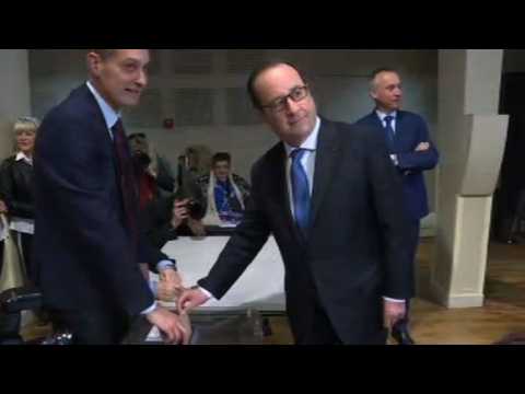 Hollande casts vote in presidential runoff vote