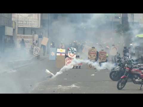 Venezuela: Clashes erupt in fresh new anti-Maduro protests