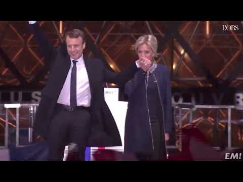 Quand Brigitte Macron, très émue, rejoint son mari sur scène au Louvre