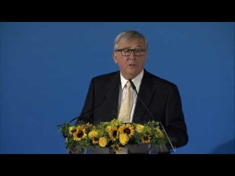 EU's Juncker vows 'no backsliding' on Paris deal