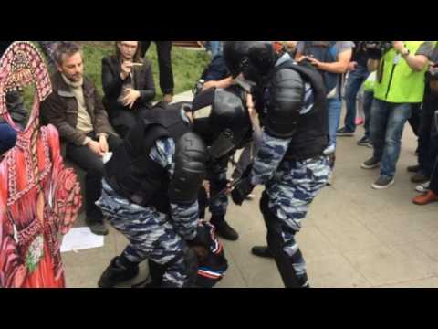 Russia: Hundreds detained as Navalny supporters protest (2)