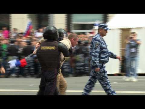 Russia: Nearly 1,000 held in Navalny-inspired demos