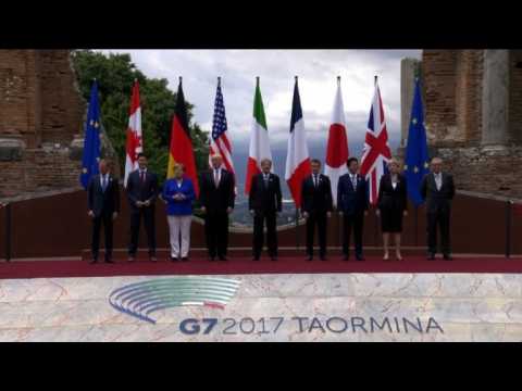 G7 leaders meet, pose for family photo