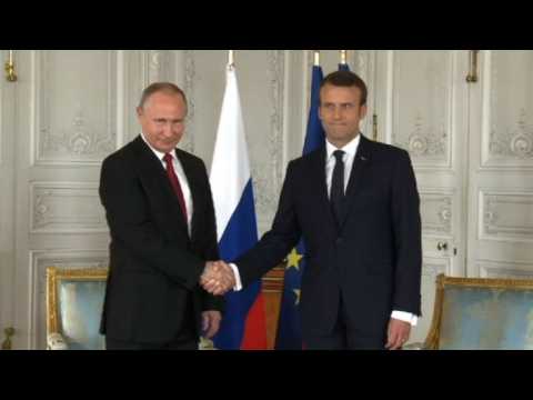 Macron greets Putin for first face-to-face talks (2)