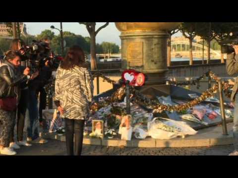 Paris mayor lays bouquet for Diana at crash site
