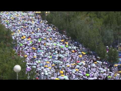 Pilgrims throng Mount Arafat for peak of hajj