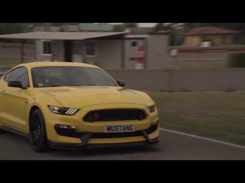 2018 Ford Mustang GT 350 Driving on the track