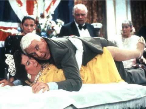 Y a-t-il un flic pour sauver la reine ? - Bande annonce 2 - VO - (1988)