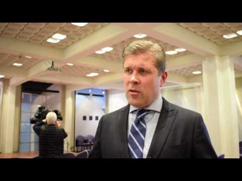 Iceland PM calls for snap election after government falls