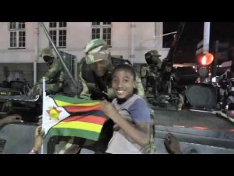 Zimbabwe crowds thank soldiers as Mugabe resigns