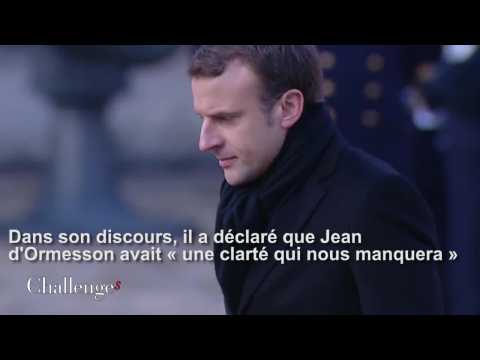 Emmanuel Macron dépose un crayon sur le cercueil de Jean d'Ormesson
