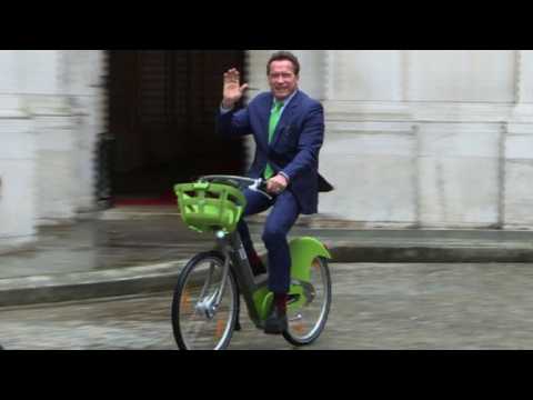 Schwarzenegger arrives on Vélib' city bike to meet Paris mayor