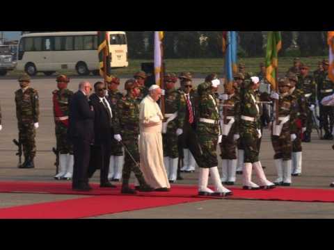 Pope lands in Bangladesh after contentious Myanmar visit (2)