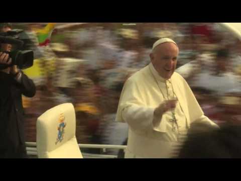Pope arrives for open-air mass in Yangon