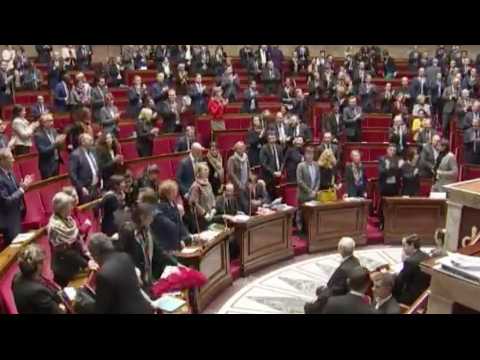 Les députés, debout à l'Assemblée nationale, pour rendre hommage à Johnny Hallyday