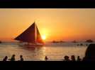 Tourists enjoy Boracay sunset ahead of island shut down - Label : AFPTV - First images - Category : News