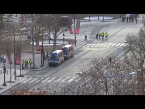 Small groups of "yellow vest" arrive at Champs-Elysées