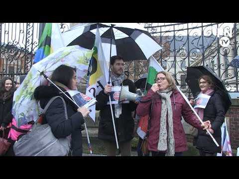 Les AESH manifestent devant le rectorat à Rouen