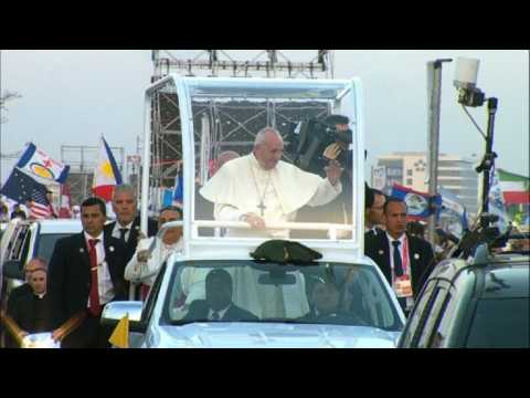 Pope Francis arrives for massive vigil in Panama City