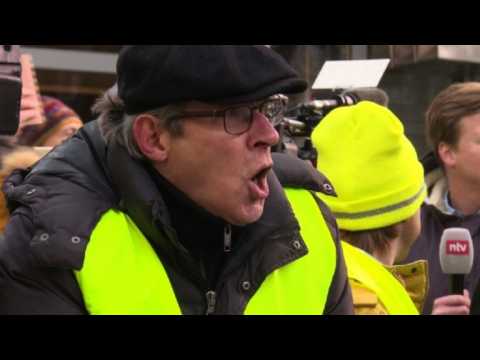 Yellow vest demonstrators descend on Aachen during treaty talks