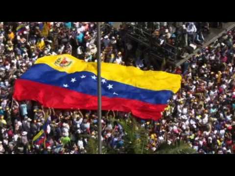 Pro-Guaido protesters display giant flags in Caracas (4)