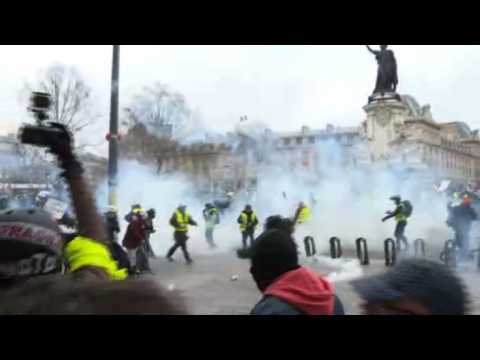 'Yellow Vest' protesters clash with police in Paris