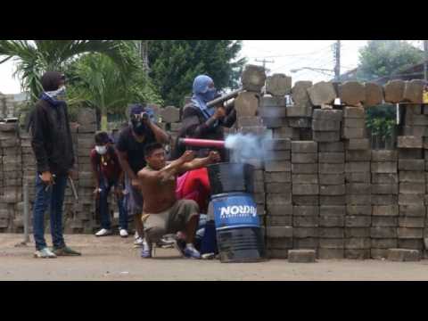 Masaya residents clash with pro-government forces (2)