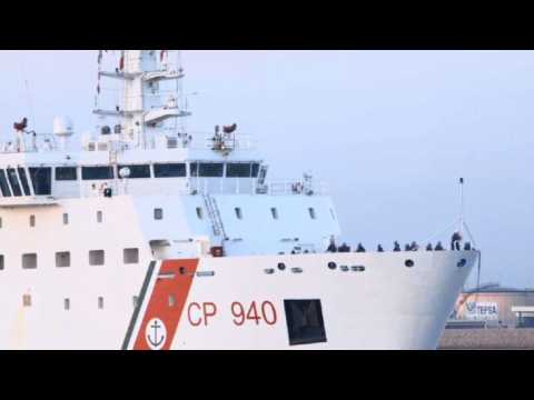 First migrants from Aquarius rescue ship arrive at Spanish port