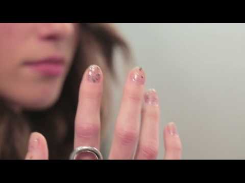 Tuto nail : comment enlever son vernis à paillettes ?