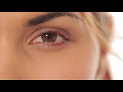 Comment porter le mascara rose ?
