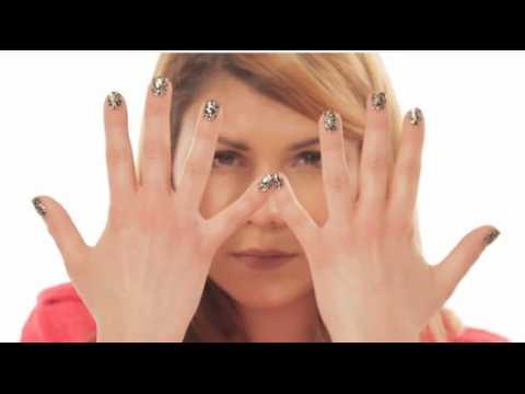 Comment poser des patches textile sur les ongles ?