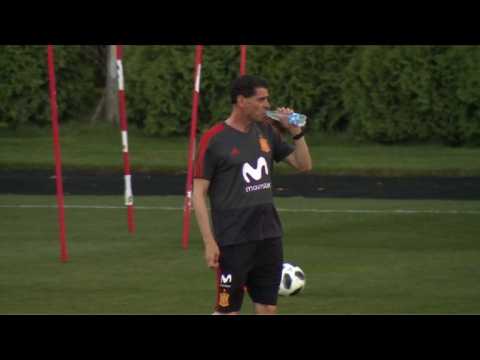 Football/WC: Fernando Hierro holds first training as Spain coach