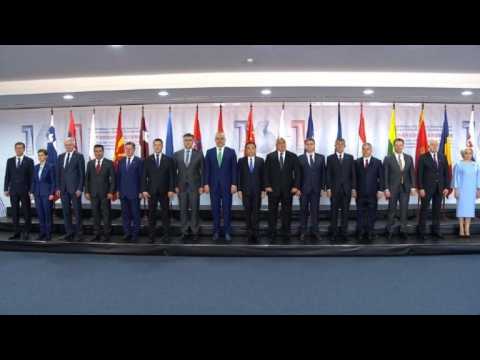 Chinese Premier and European leaders pose for family photo