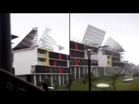 Il n'a fallu que vingt minutes au vent pour arracher le toit de cette résidence en Guyane