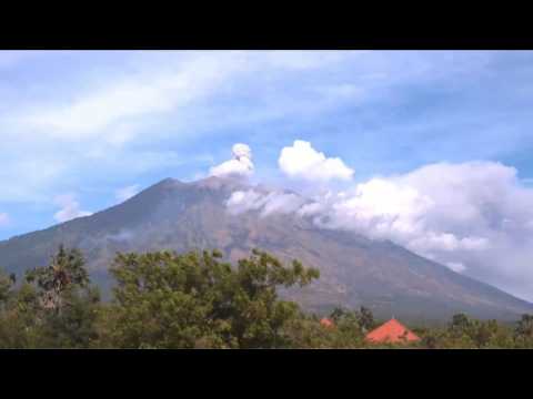Timelapse: Indonesia's Mount Agung volcano erupts